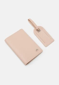 Anna Field Passport Case And Luggage Tag SetCustodia Per PassaportoPink Donna Portafogli E Portachiavi AN651F04H-J11 -Anna Field 2d656b111eb249749211db9505f7a284