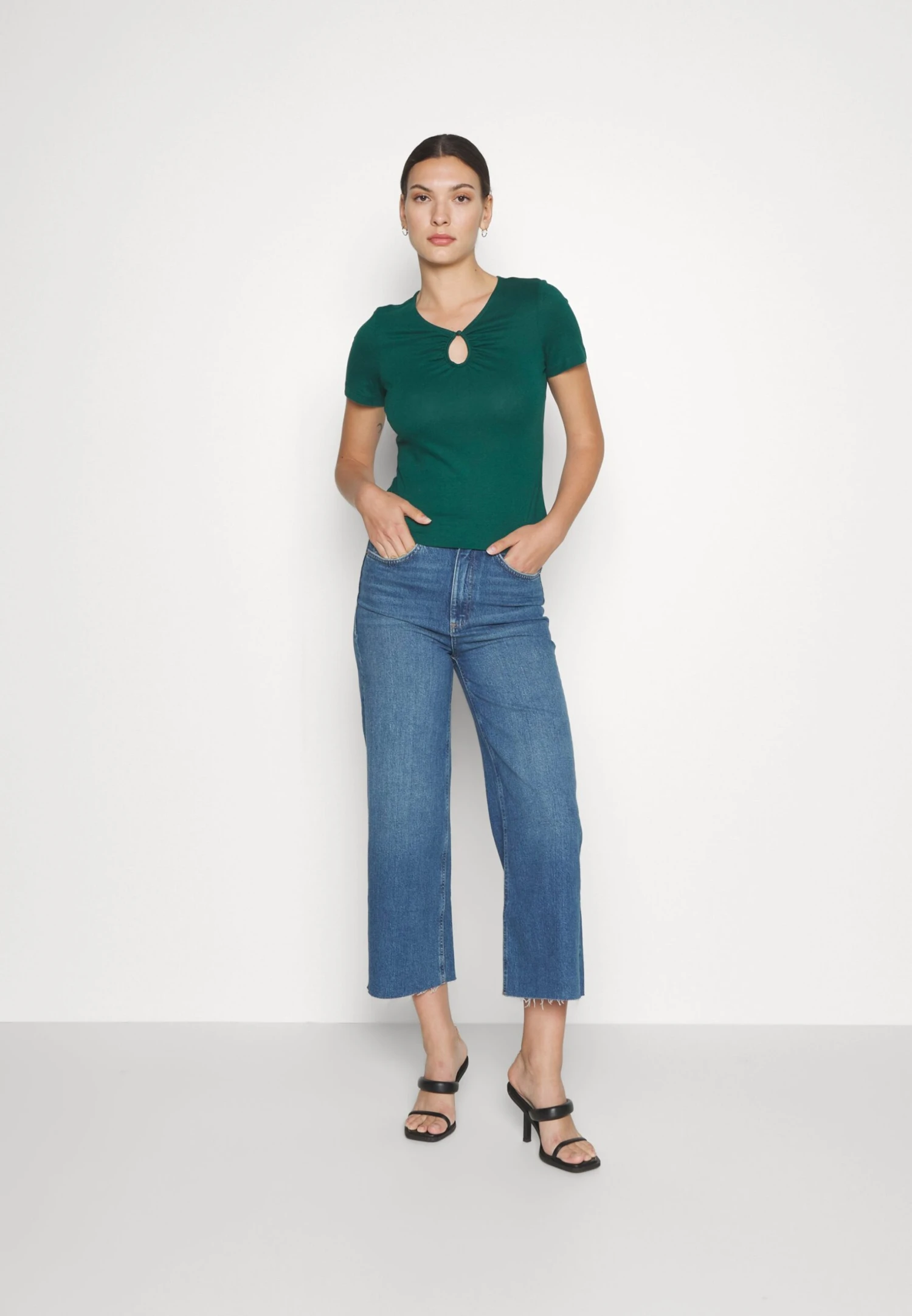 Anna Field T-Shirt BasicDark Green Donna T-shirt E Top AN621D185-M11 7 Anna Field T-Shirt BasicDark Green Donna T-shirt E Top AN621D185-M11 - immagine 5
