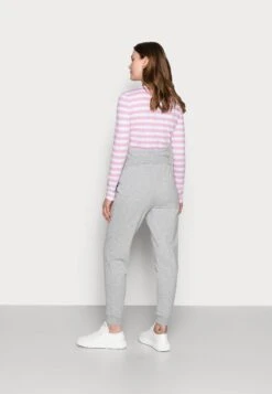 Slim Fit JoggersOverbumpPantaloni SportiviLight Grey Donna Pantaloni EX429B00N-C11 10 Slim Fit JoggersOverbumpPantaloni SportiviLight Grey Donna Pantaloni EX429B00N-C11 -Anna Field ec8b8db9f4644214ae44962275380ee5